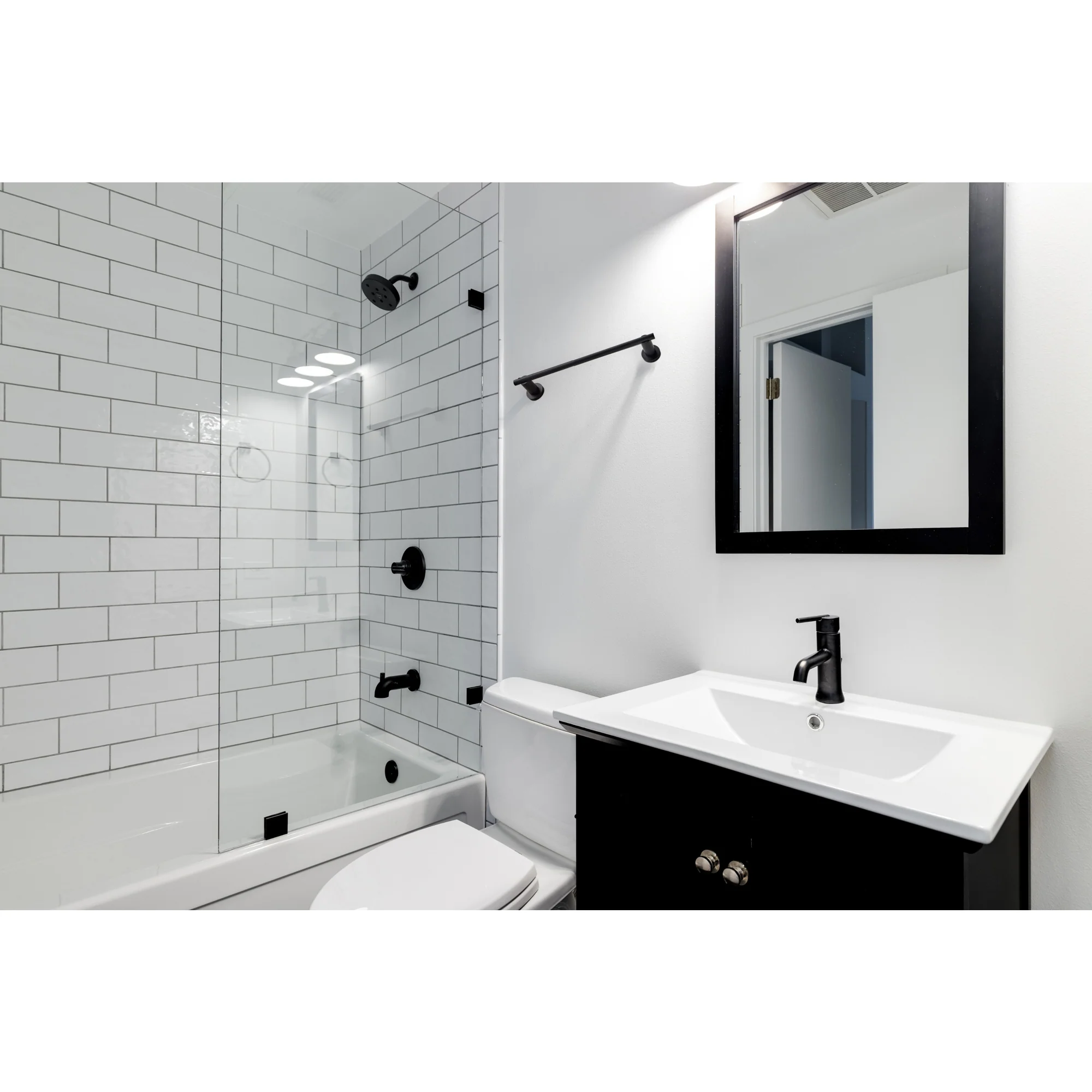 Allyson - Round Towel Holder - Matte Black - Image 3