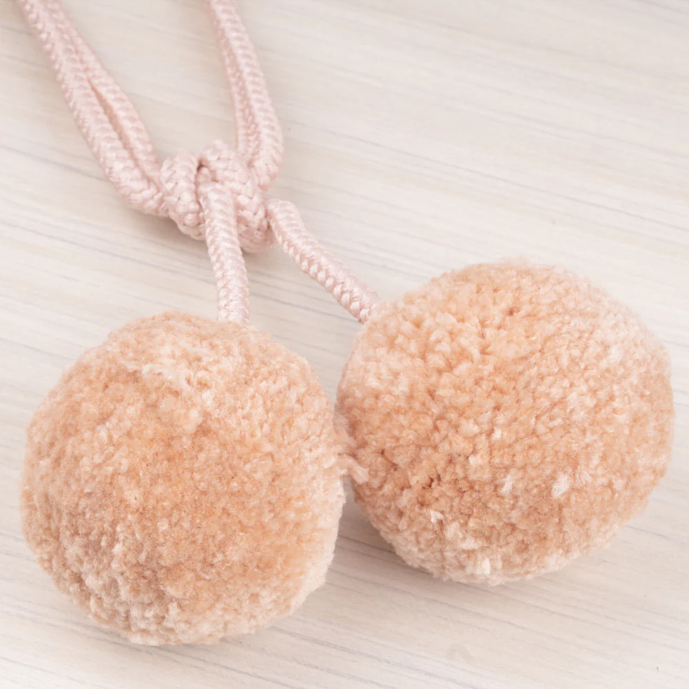 Pom Pom Tie back 31 po (81 cm) Blush