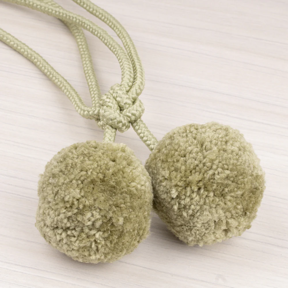 Pom Pom Tie back 31 po (81 cm) Green