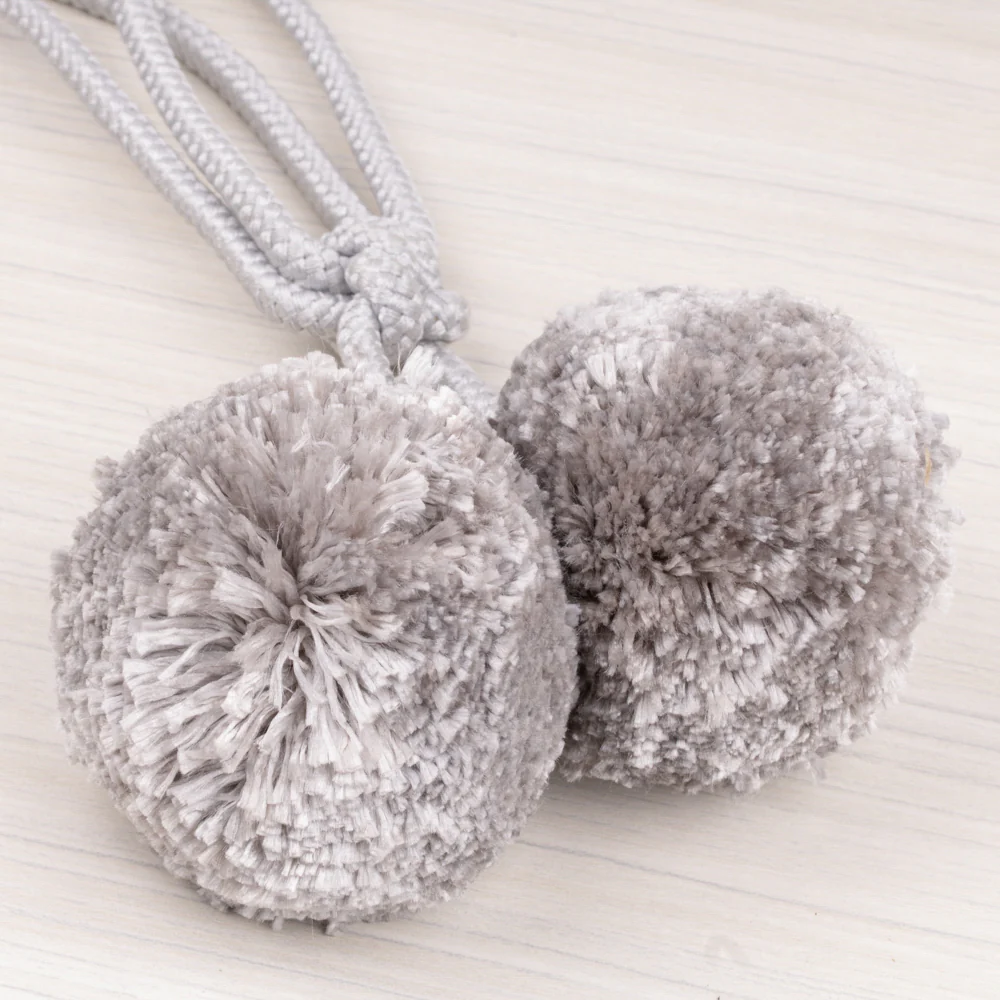 Pom Pom Tie back 31 po (81 cm) Silver