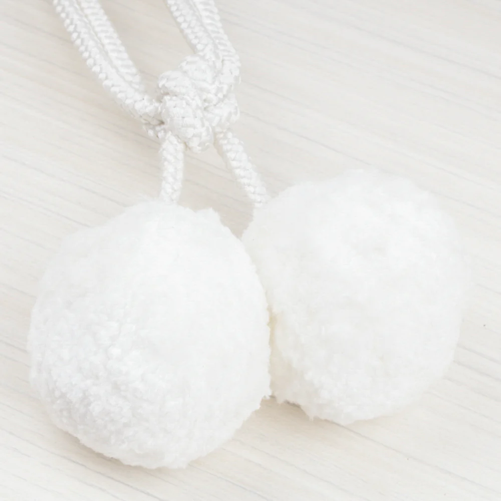 Pom Pom Tie back 31 po (81 cm) White