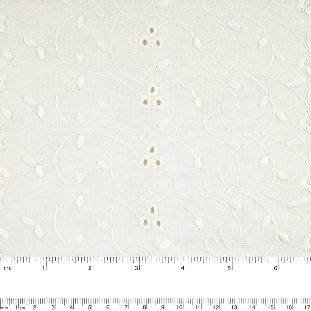 Scalloped Eyelet - 3 daisys - Off white - Image 3